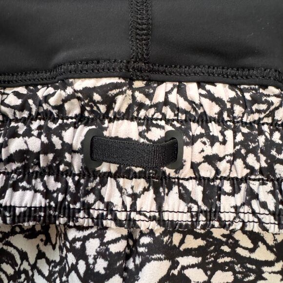 Lululemon Work Out To Water Short black and white size small - Picture 6 of 6